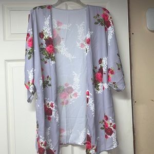 Short sleeve kimono cardigan with flowers size large